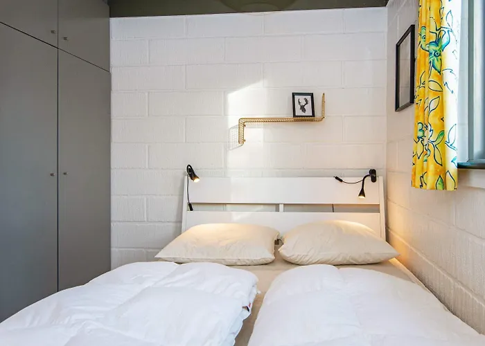 度假居 6 Person In Ans By *